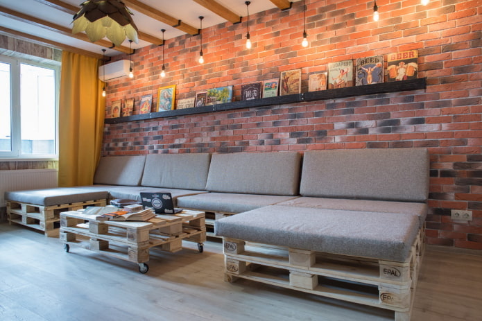 Étagères murales dans un intérieur de style loft
