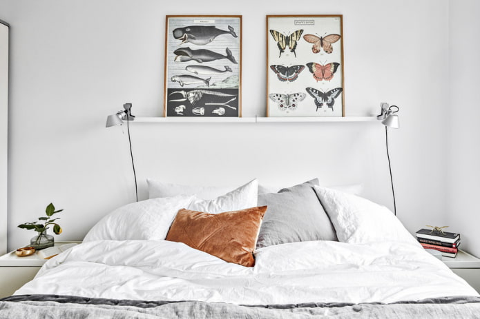 étagères pour photos au-dessus du lit à l'intérieur