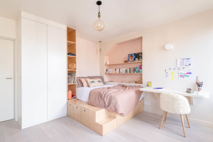 Étagères dans une niche au-dessus du lit à l'intérieur