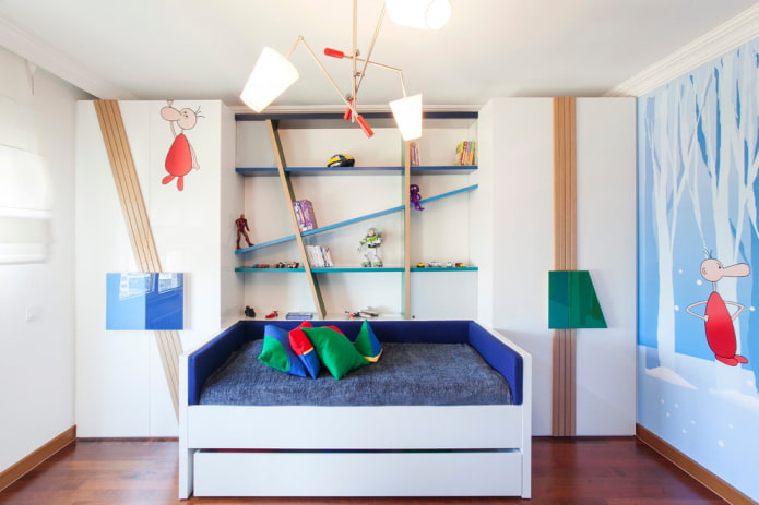 étagères au-dessus du lit à l'intérieur de la chambre d'enfant