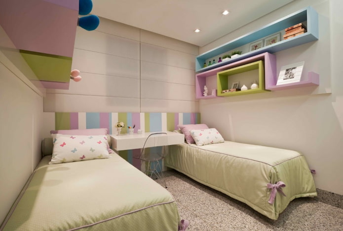 étagères au-dessus du lit à l'intérieur de la chambre d'enfant