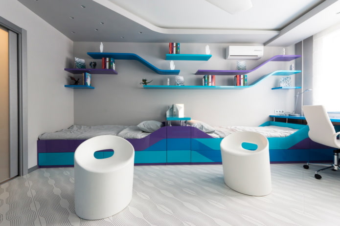 Étagères en plastique au-dessus du lit à l'intérieur