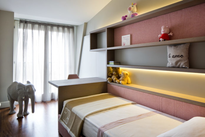Étagères sur le côté du lit à l'intérieur