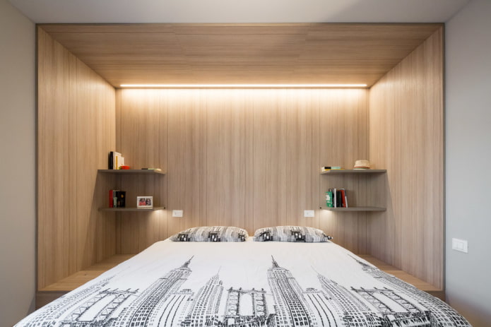Étagères dans le coin du lit à l'intérieur