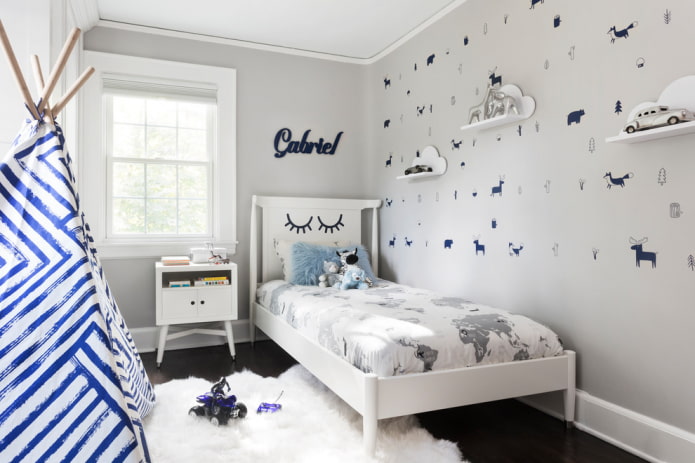 Étagères au-dessus du lit à l'intérieur d'une chambre d'enfant