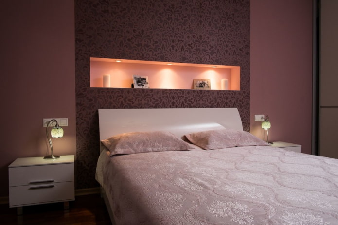 Étagères au-dessus du lit dans la chambre