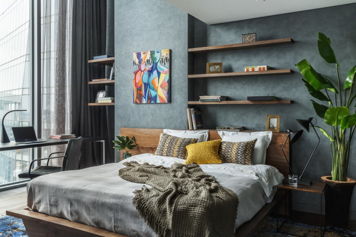 Étagères en bois au-dessus du lit à l'intérieur