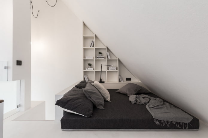 Étagères au-dessus du lit dans un style minimaliste