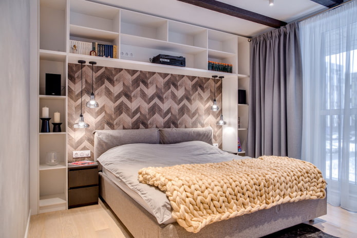 Étagères au-dessus du lit dans la chambre