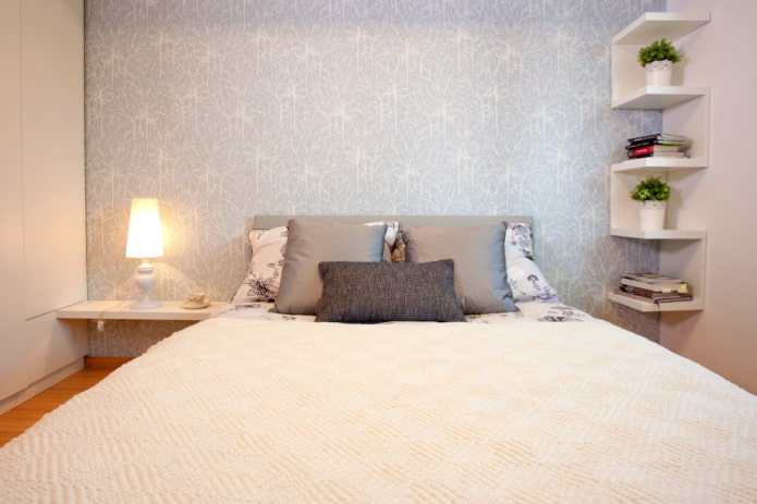 étagères au-dessus du lit dans la chambre à coucher