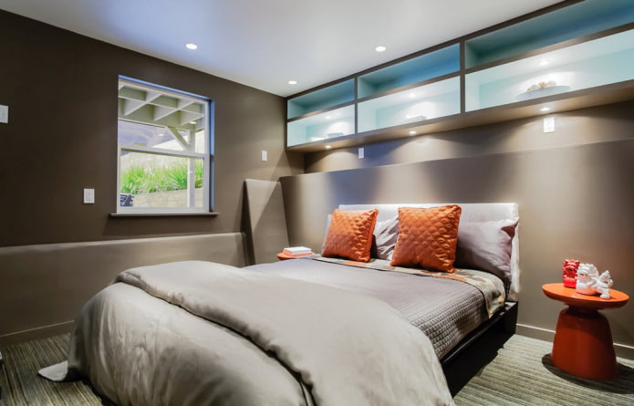 étagères au-dessus du lit dans la chambre à coucher