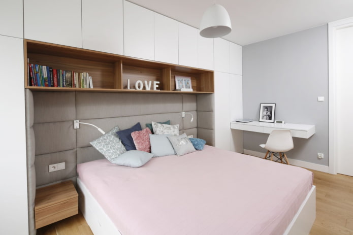 Étagères ouvertes au-dessus du lit à l'intérieur