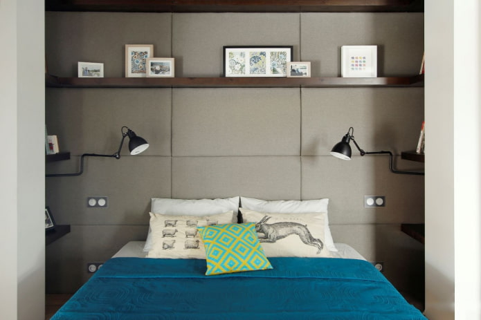Étagères au-dessus du lit à l'intérieur