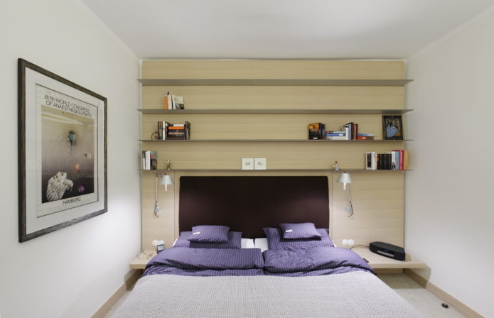 Étagères en verre au-dessus du lit à l'intérieur
