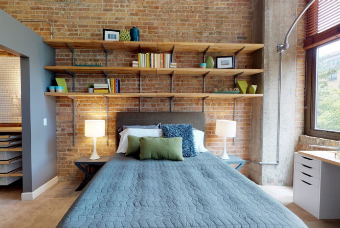 Étagères au-dessus du lit dans un style loft