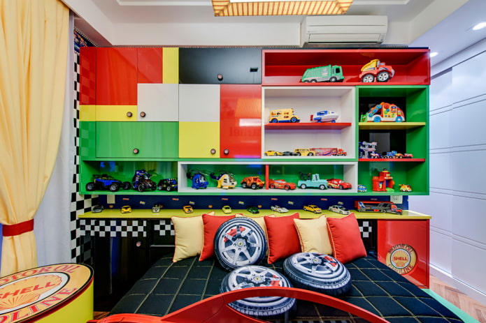 étagères au-dessus du lit à l'intérieur de la chambre d'enfant