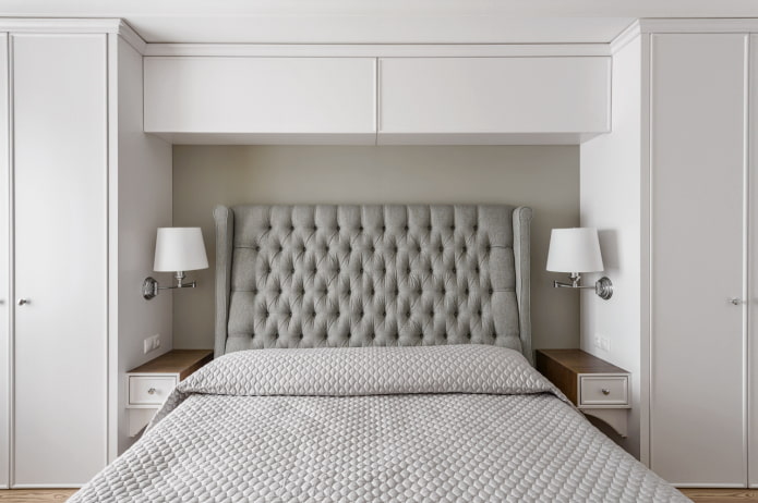 étagères fermées au-dessus du lit à l'intérieur