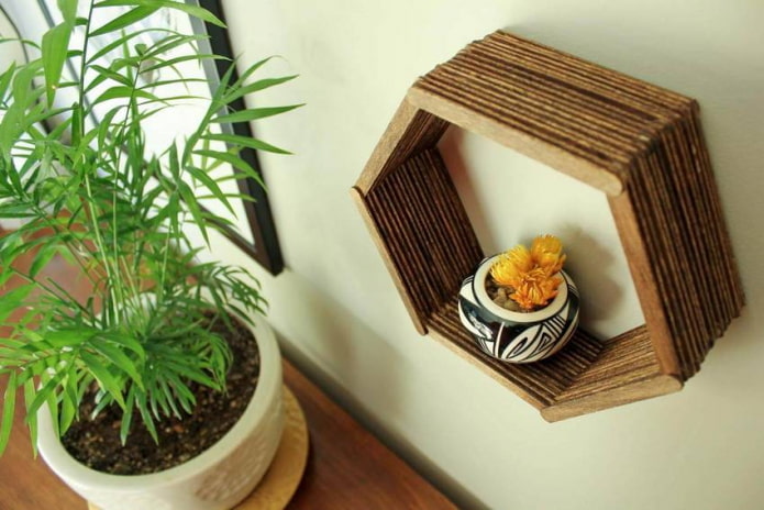 Étagère en nid d'abeilles faite de bâtons