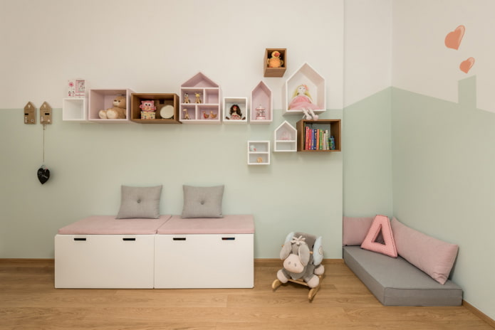 Design d'étagères dans une chambre d'enfant