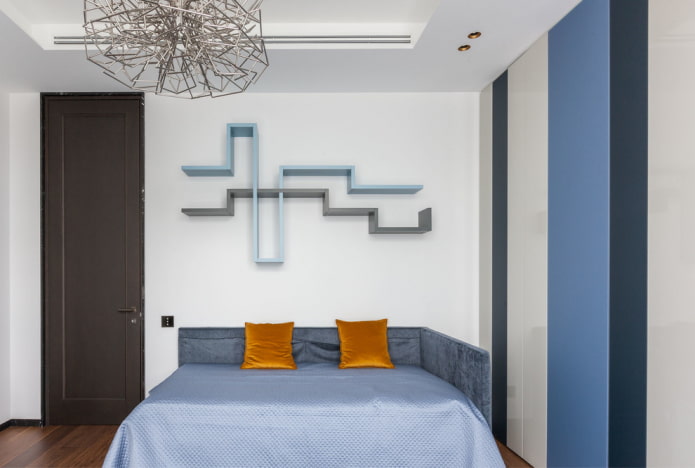Étagères au-dessus du lit à l'intérieur de la chambre d'enfant