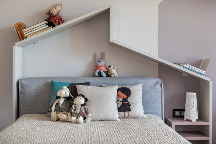 Étagères au-dessus du lit à l'intérieur de la chambre d'enfant