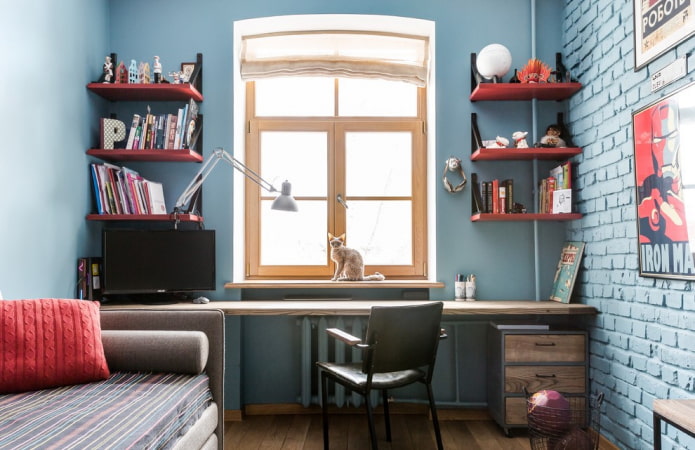 Étagères près de la fenêtre à l'intérieur de la chambre d'enfant