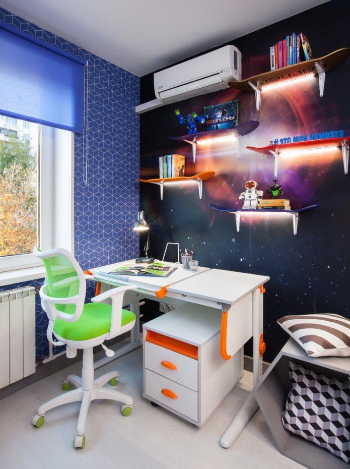 Design d'étagères dans une chambre d'enfant