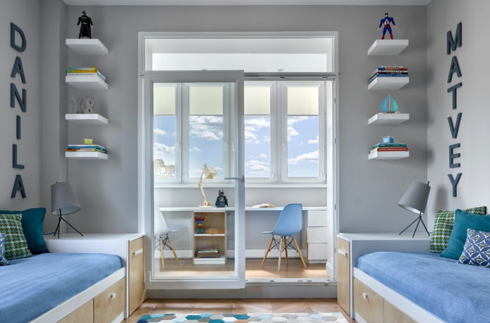 Étagères près de la fenêtre à l'intérieur de la chambre d'enfant