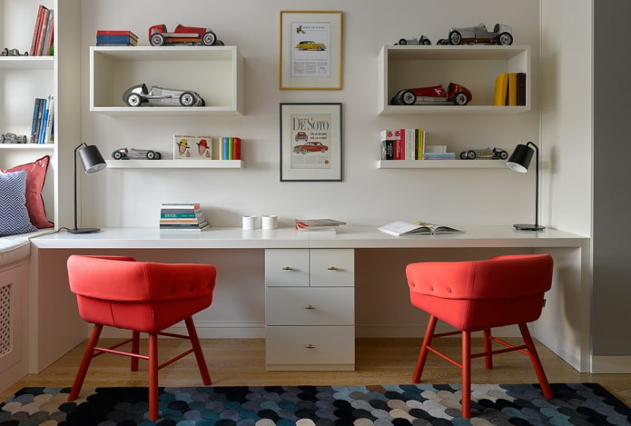 Étagères au-dessus de la table à l'intérieur de la chambre d'enfant