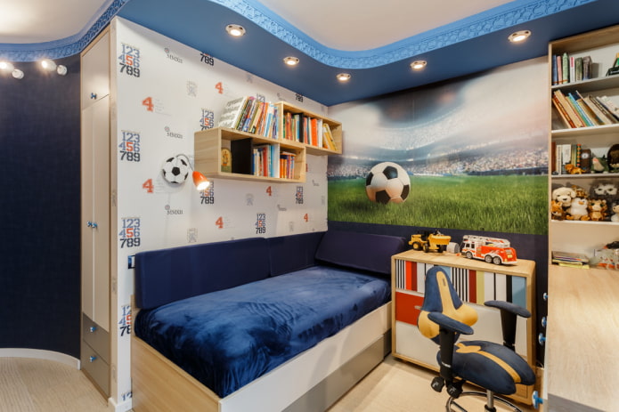 Étagères en bois à l'intérieur d'une chambre d'enfant