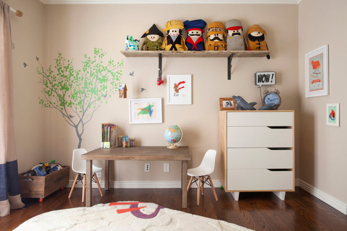 étagères pour jouets à l'intérieur de la chambre de bébé