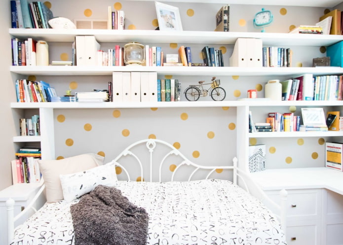 étagères à livres à l'intérieur de la chambre d'enfant