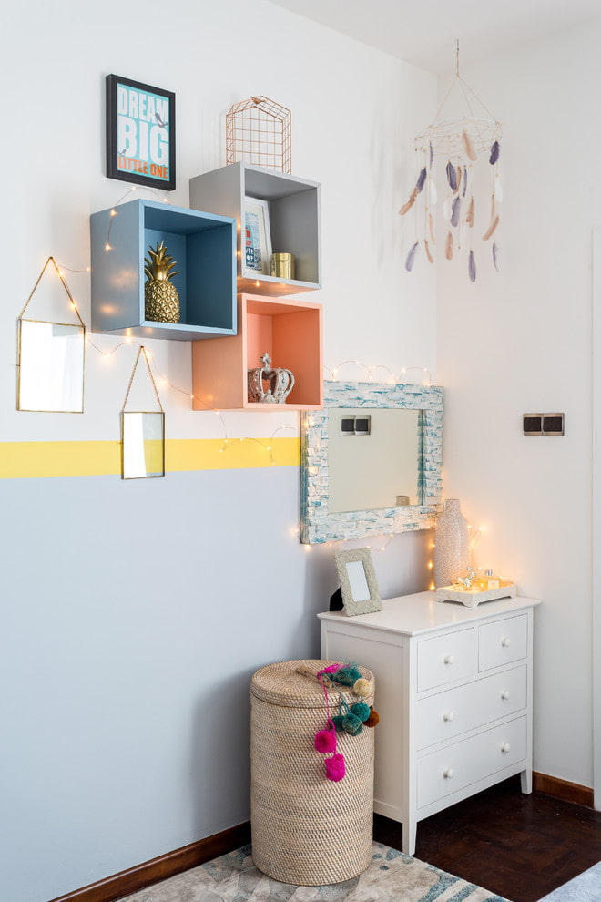 Étagères carrées à l'intérieur d'une chambre d'enfant