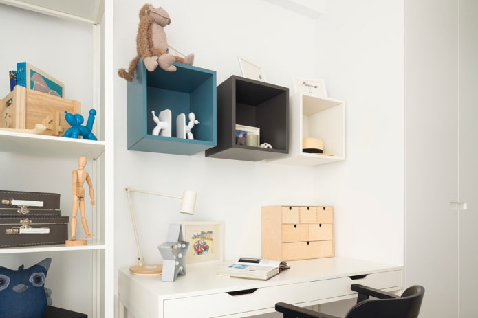 Étagères carrées à l'intérieur d'une chambre d'enfant