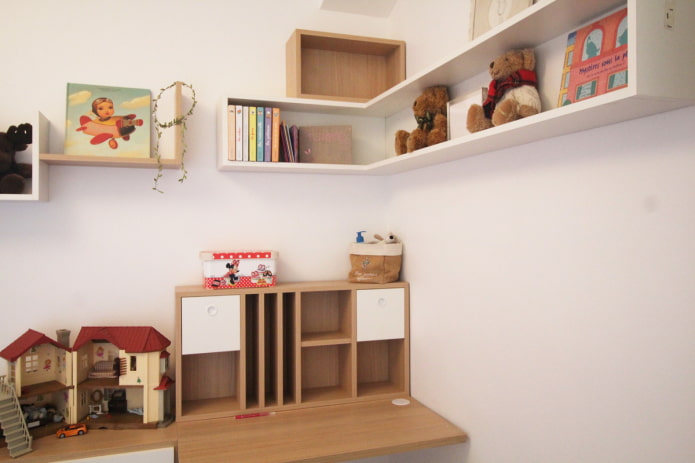 étagères d'angle à l'intérieur de la chambre de bébé