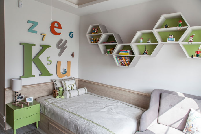 étagères murales à l'intérieur de la chambre de bébé
