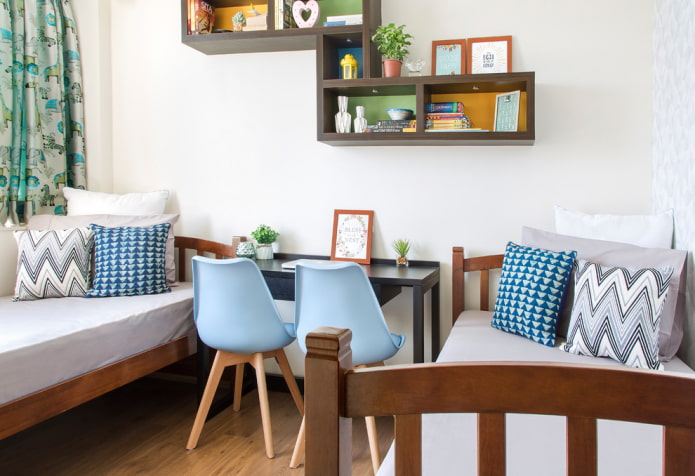 étagères ouvertes à l'intérieur de la chambre d'enfant