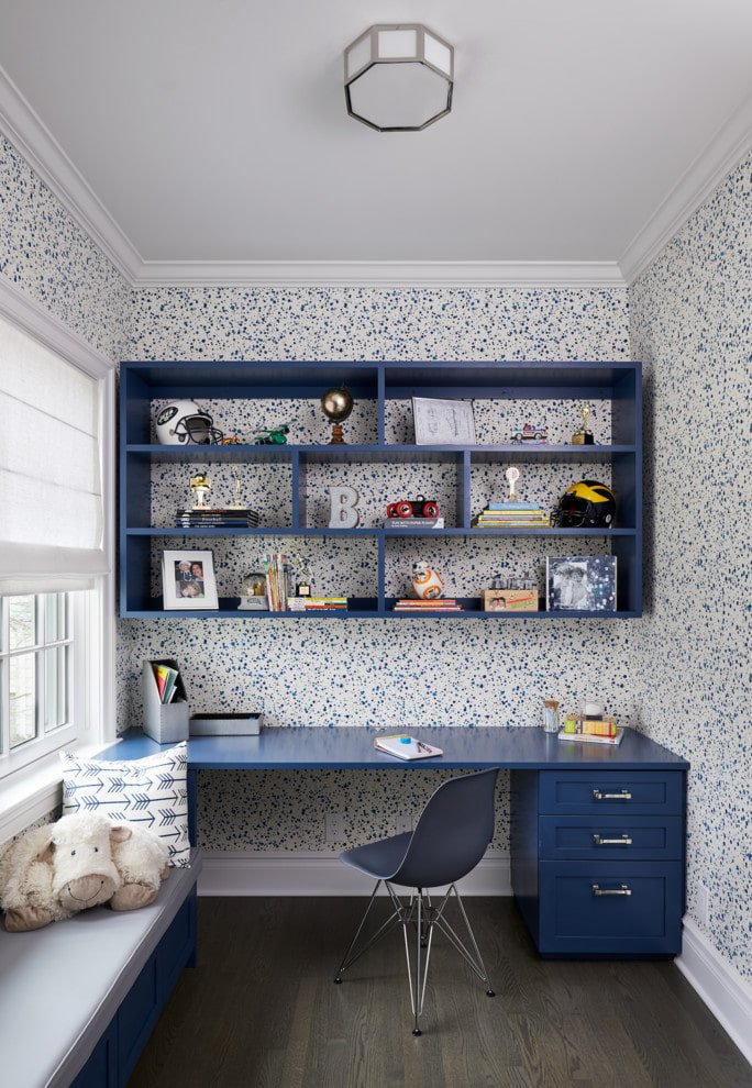 Couleurs des étagères à l'intérieur d'une chambre d'enfant