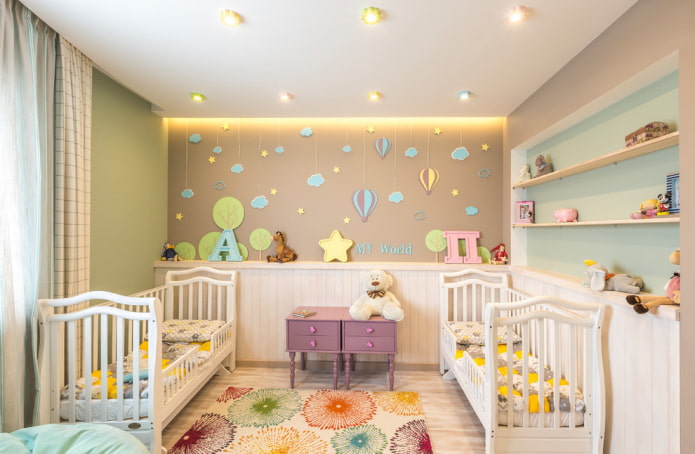 Étagères dans une niche à l'intérieur d'une chambre d'enfant