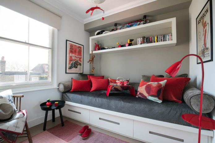 étagères à l'intérieur d'une chambre de garçon