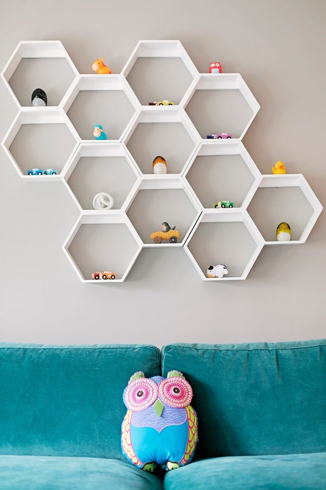 Petites étagères à l'intérieur d'une chambre d'enfant