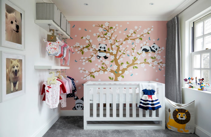 étagères pour les choses à l'intérieur de la chambre de bébé
