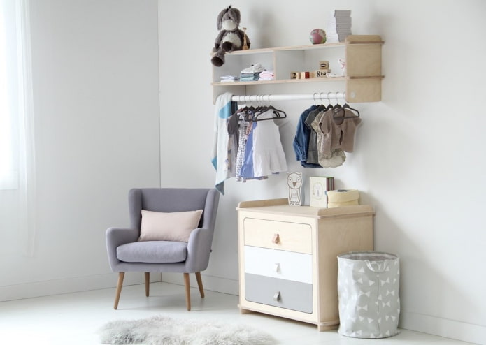 étagères pour les choses à l'intérieur de la chambre de bébé
