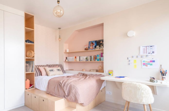 Étagères encastrées dans une chambre d'enfant