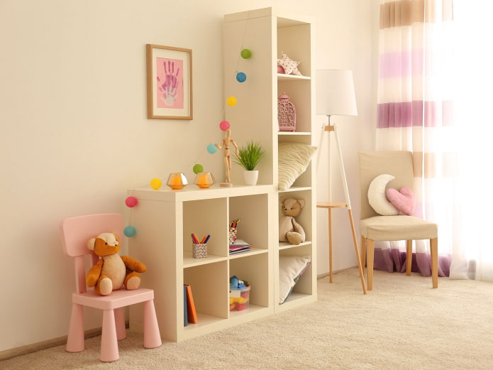 Étagères à l'intérieur d'une chambre de fille