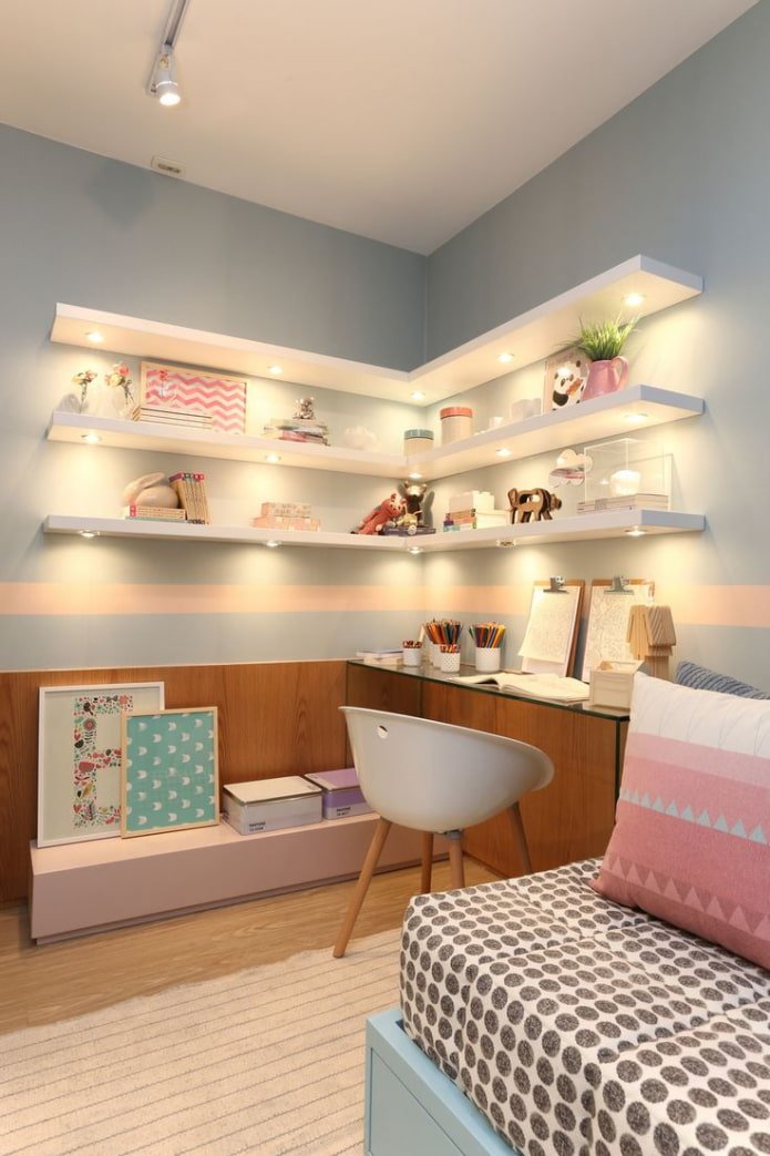 Design d'étagères dans une chambre d'enfant