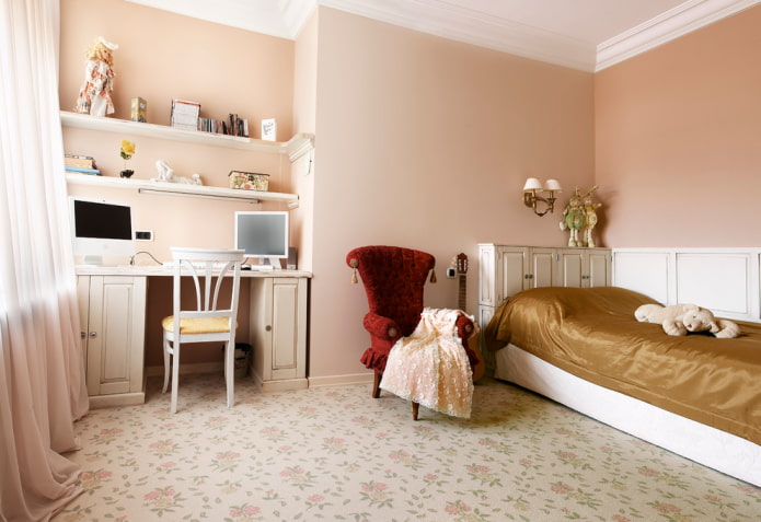 Étagères dans la chambre d'enfant de style classique