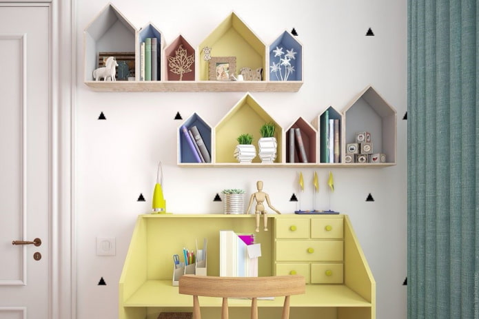 Étagères au-dessus de la table à l'intérieur de la chambre d'enfant
