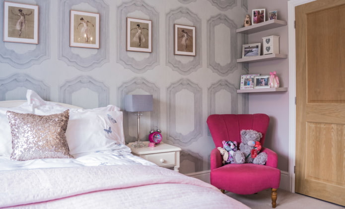 Étagères à l'intérieur d'une chambre de fille
