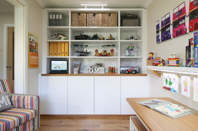 étagères combinées à l'intérieur de la chambre d'enfant